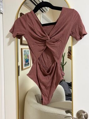 Ribbed Twist-Back Mauve Bodysuit